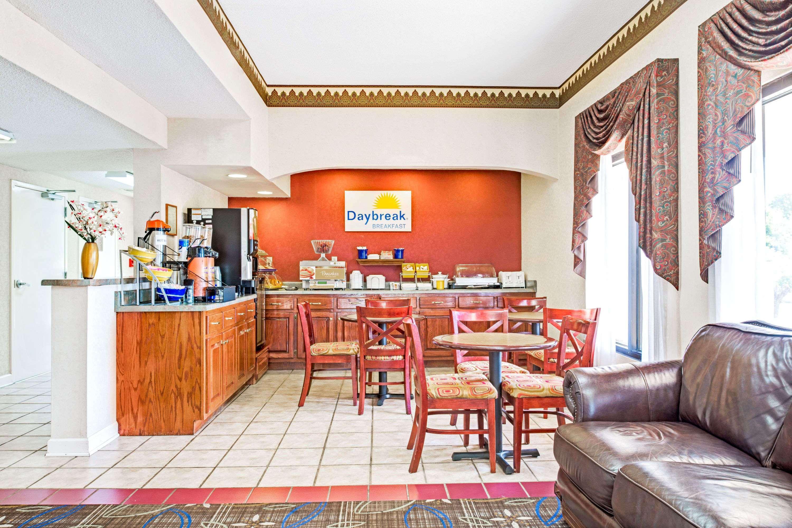 Days Inn By Wyndham Covington Exterior photo